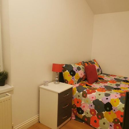 Lovely Spacious Room Near Train Station And University Dallington  외부 사진