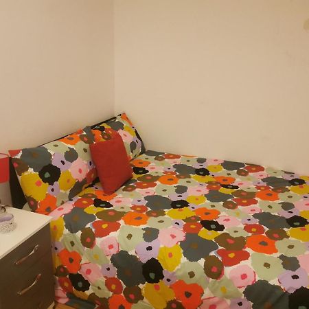 Lovely Spacious Room Near Train Station And University Dallington  외부 사진