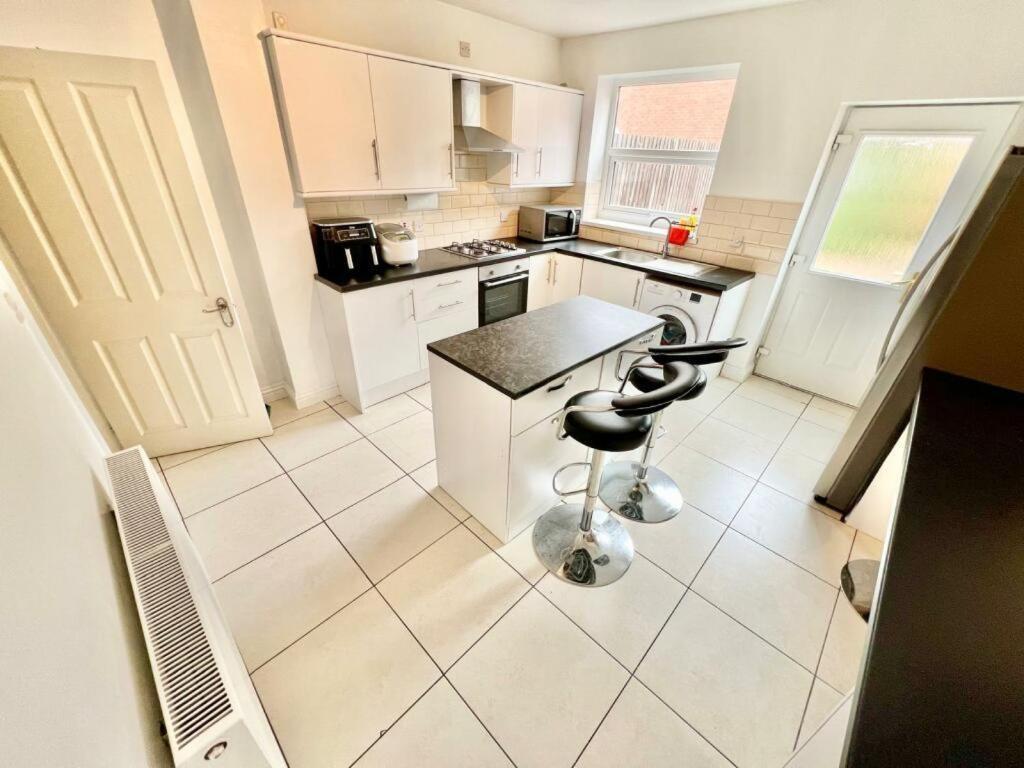 Lovely Spacious Room Near Train Station And University Dallington  외부 사진
