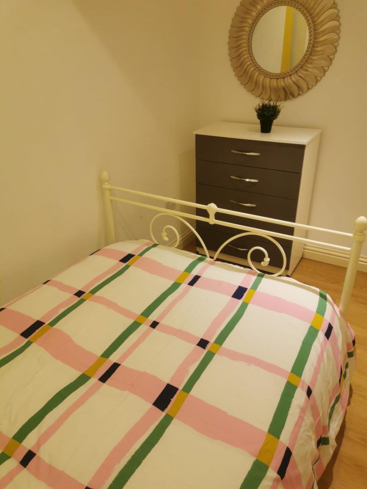 Lovely Spacious Room Near Train Station And University Dallington  외부 사진