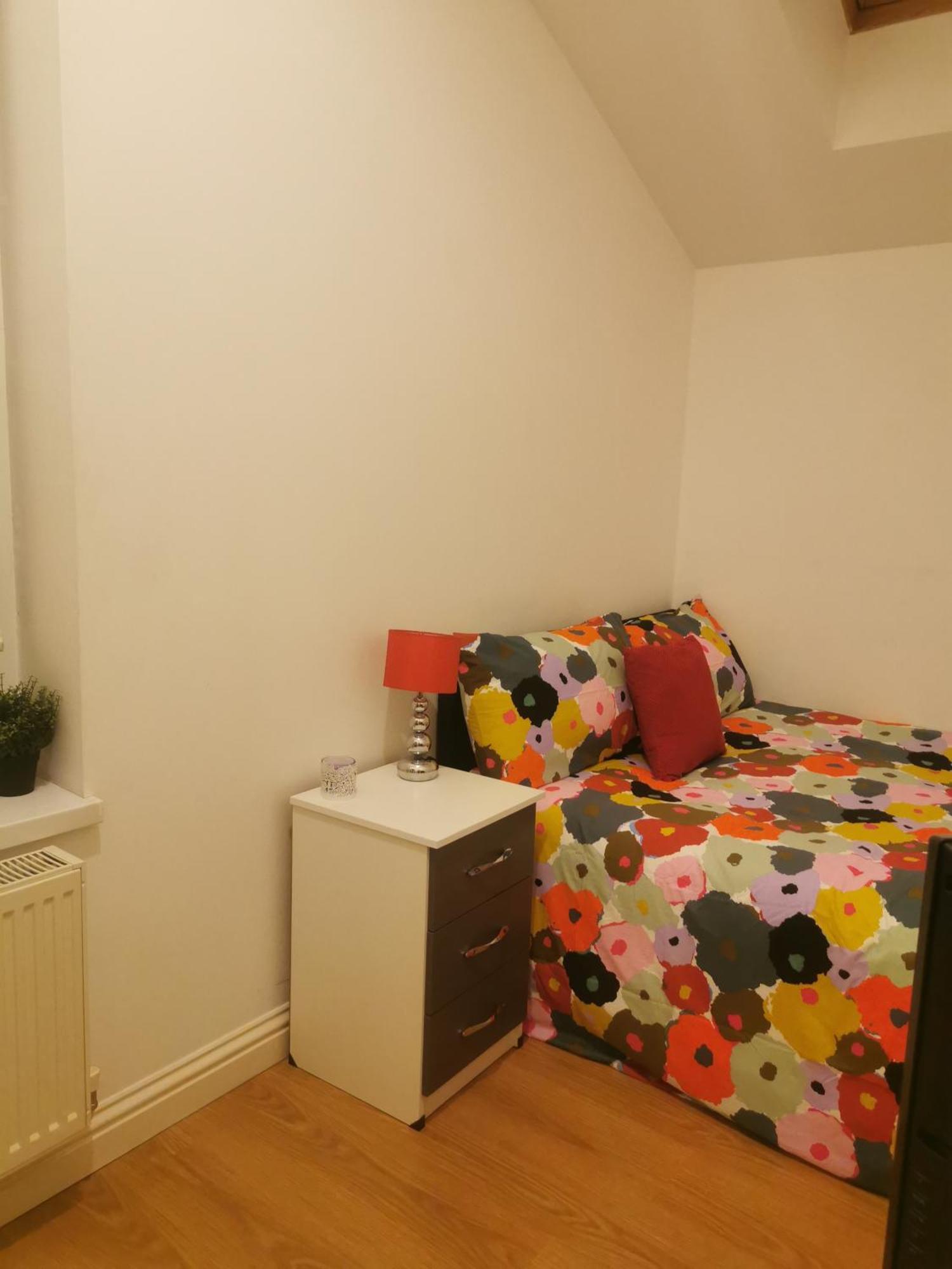 Lovely Spacious Room Near Train Station And University Dallington  외부 사진